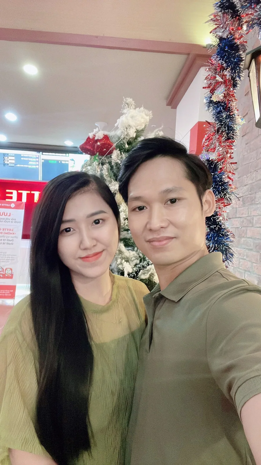 Hai bạn trong trang phục xanh đồng điệu
